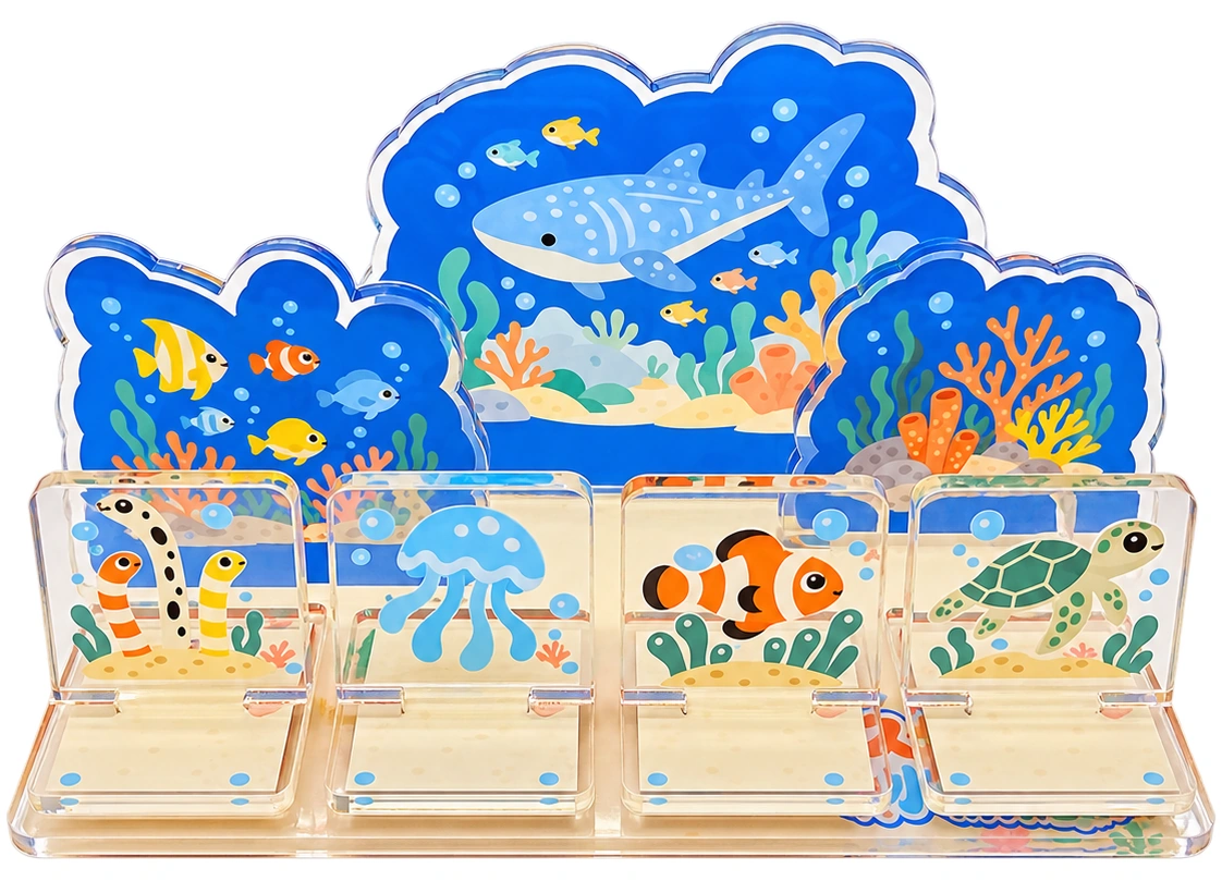 色鮮やかな水族館の展示と、組み立てて飾れるアクスタスタンプの商品見本